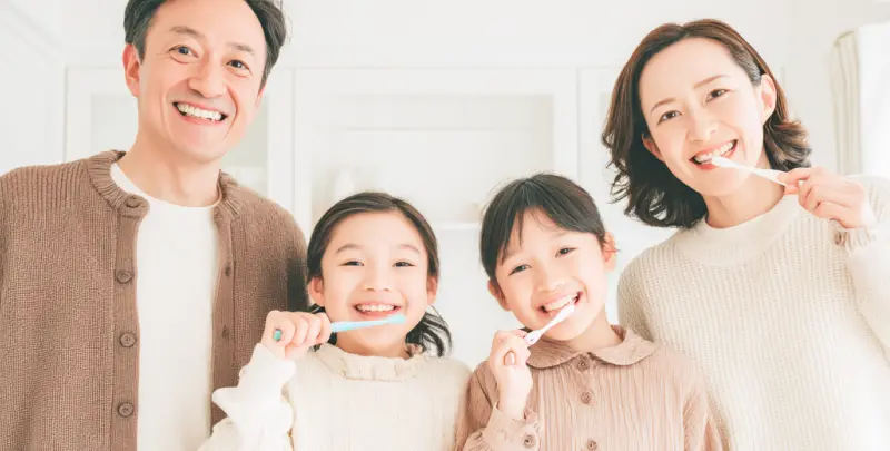 歯磨きする家族