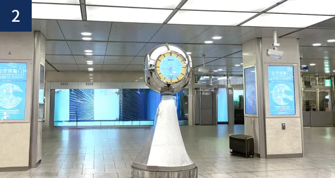 銀の時計の横を通り太閤通口（あおなみ線方面）に向かいます。