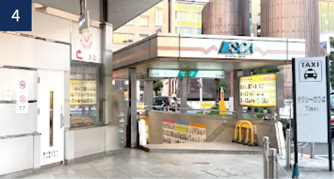 駅の外に出ましたら左に進みます。