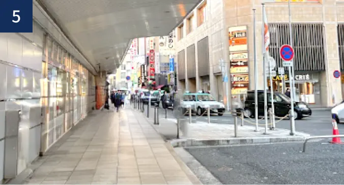 カフェドクリエがある方に進みます。