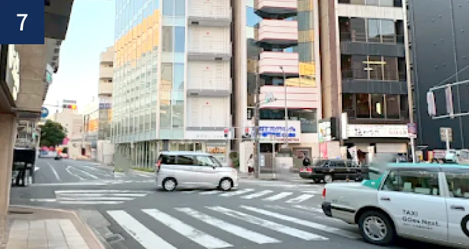 スクランブル交差点を渡り、さらに直進します。