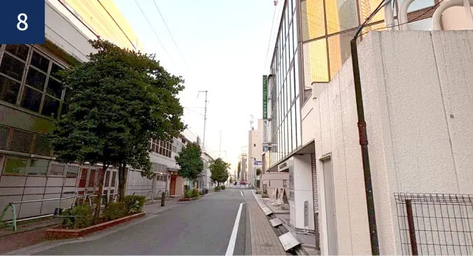 線路沿いに進むと、当院の看板のある「しらさぎビル」が見えてきます。